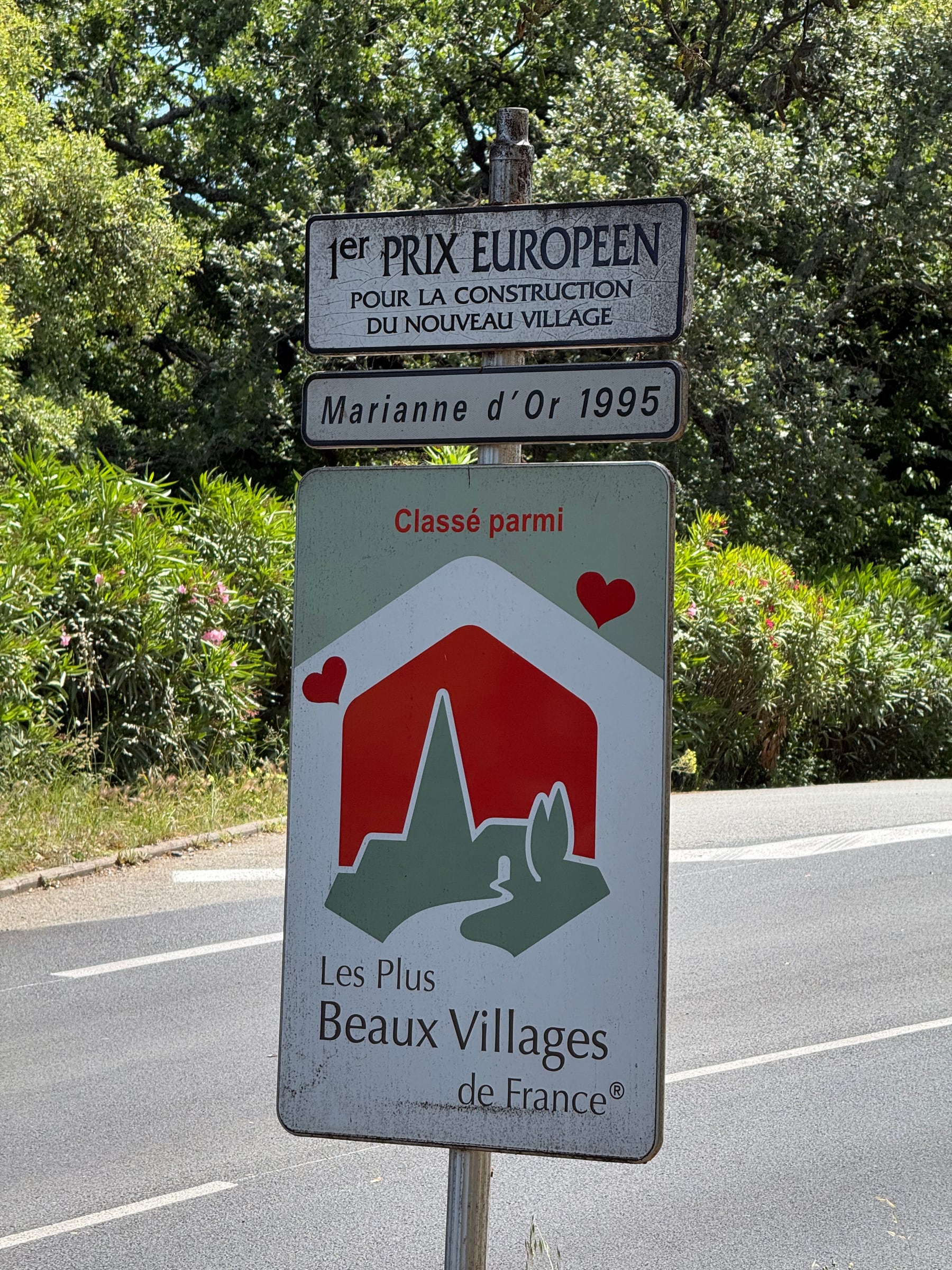 Gassin: village sign