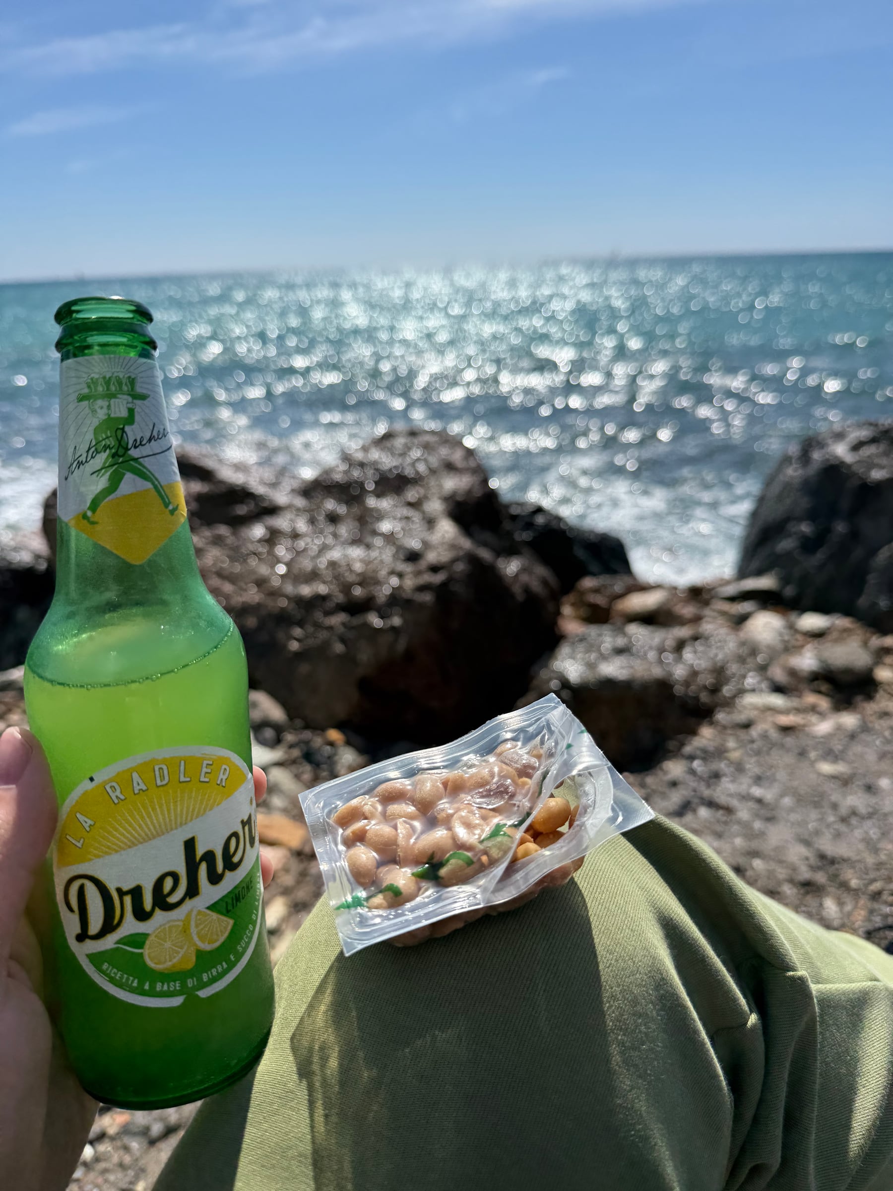 Finale Ligure: sea, breeze, radler, peanuts